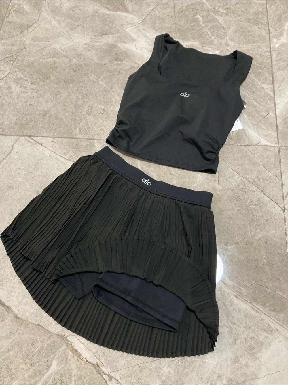 ALO Yoga Black Pleated Skort with Black Logo Crop Tank - Picture 6 of 6